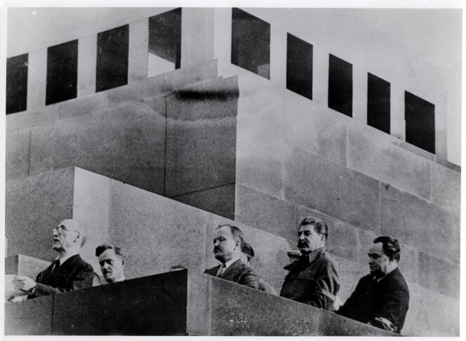 Discours d’André Gide sur la place Rouge, à Moscou lors des funérailles de Maxime Gorki, le 20 Juin 1936.  De gauche à droite : André Gide, Nikolai Boulganine, Viatcheslav Molotov, Joseph Staline, Georgi Dimitrov.