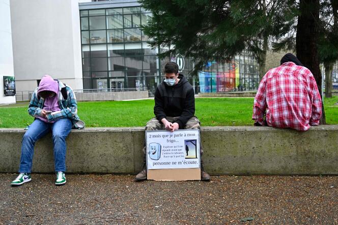 Un étudiant tient une pancarte sur laquelle on peut lire « 2 mois que je parle à mon frigo, personne ne m’écoute » le jour d’une manifestation pour la reprise des cours à l’université de Rennes-II, le 20 janvier.