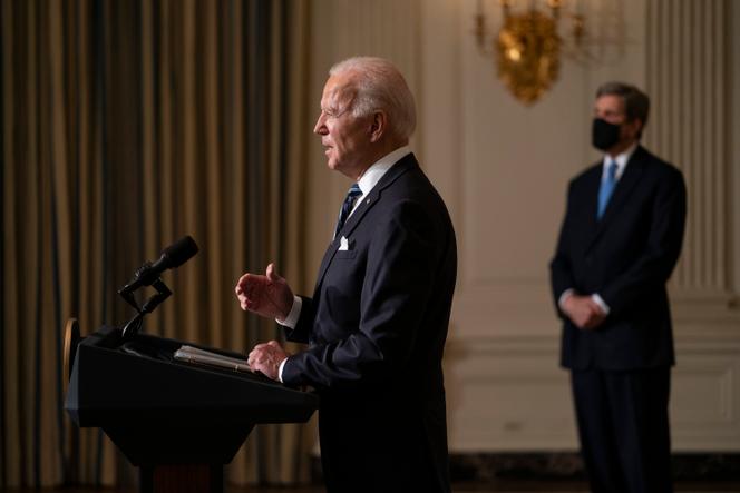 John Kerry, envoyé présidentiel spécial pour le climat (à droite), avec Joe Biden, le président des Etats-Unis, qui prononce une allocution sur le changement climatique, à la Maison Blanche, le 27 janvier 2021.