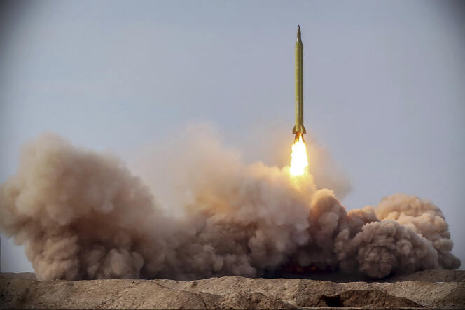 Dans cette photo datée du 26 janvier 2021, diffusée par les gardiens de la révolution, un missile est lancé lors d’un exercice en Iran.