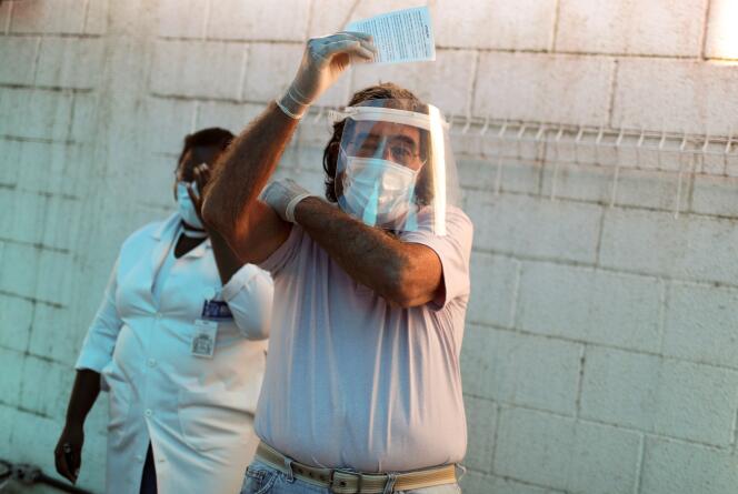 Un médecin retraité âgé de 80 ans, Luis Roberto Londres, après l’injection du vaccin AstraZeneca/Oxford, à Rio de Janeiro, le 27 janvier.