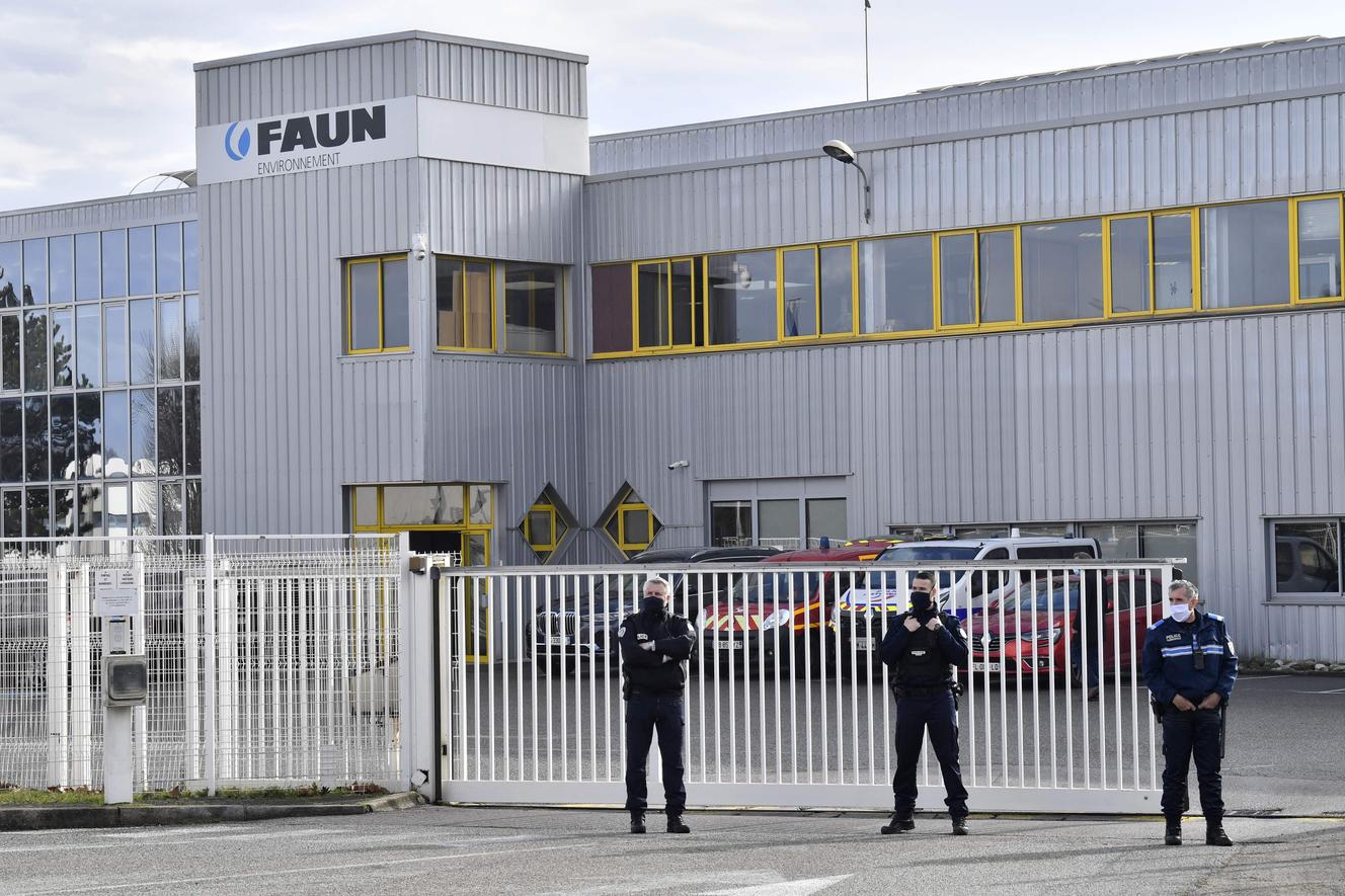 Un cordon policier était déployé jeudi 28 janvier à la mi-journée devant l’entreprise Faun Environnement à Guilherand-Granges (Ardèche), où le suspect a tué une employée.