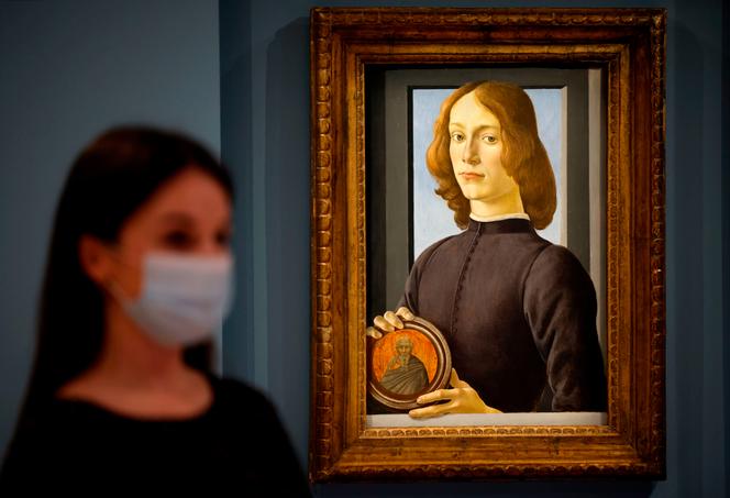 L’identité du « Jeune Homme tenant un médaillon » n’est pas connue, mais les spécialistes pensent qu’il pourrait s’agir d’un proche de la puissante famille florentine de Médicis.