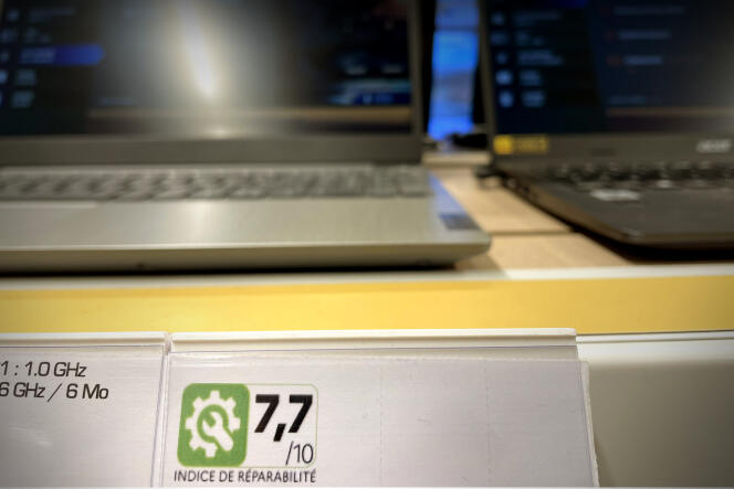 Una etiqueta que menciona la calificación de reparabilidad de una computadora portátil.