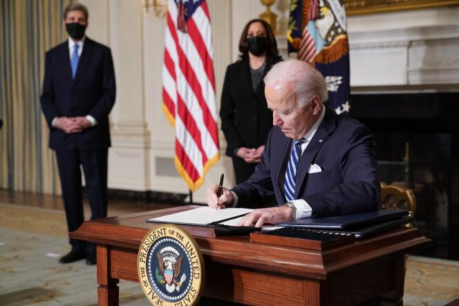 Joe Biden signe des décrets après avoir parlé de la lutte contre le changement climatique, de la création d’emplois et du rétablissement de l’intégrité scientifique à la Maison Blanche à Washington, le 27 janvier 2021.