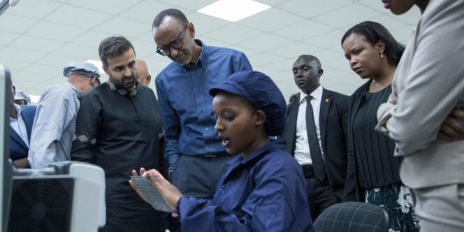 A Kigali, le 7 octobre 2019, le président rwandais Paul Kagamé, et l’homme d’affaires Ashish Thakkar inaugurent l’usine de smartphones du Groupe Mara.