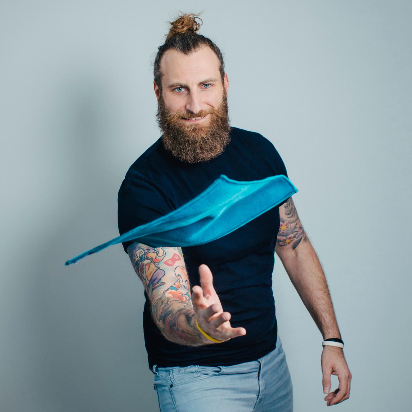 Alexandre Cressiot, surnommé le « Viking du ménage », à Paimpol (Côtes-d’Armor), le 25 janvier.