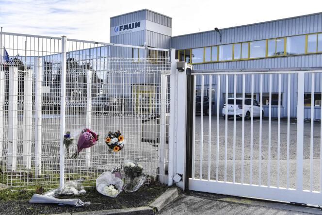 Des fleurs ont été déposées devant une usine de l’entreprise FAUN, le 29 janvier 2021, à Guilherand-Granges, au lendemain du meurtre de l’une des directrices des ressources humaines de l’entreprise.