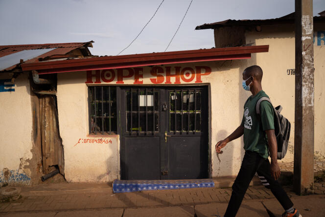 Une boutique fermée du quartier de Nyamirambo, à Kigali, le 29 décembre 2020.