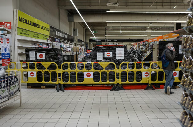 3 novembre 2020. Les rayons des grandes surfaces considérés comme « non essentiels » sont interdits d’accès en France, afin de ne pas faire concurrence aux petits commerces fermés, comme ce rayon « librairie » d’un supermarché de Neuilly-sur-Marne, en Seine-Saint-Denis.