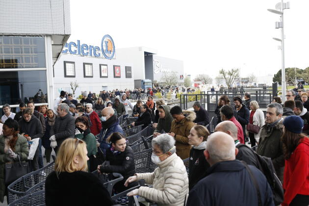 17 mars 2020. A l’annonce du confinement, les grandes surfaces sont prises d’assaut partout dans le pays. Devant l’hypermarché Leclerc à Blagnac, près de Toulouse, les clients se pressent pour faire des provisions.