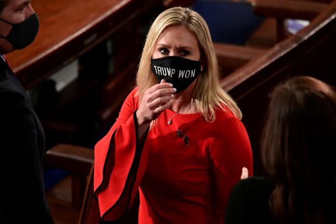 Marjorie Taylor Greene porte un masque sur lequel est écrit « Trump Won » (« Trump a gagné »), le 3 janvier 2021, lors de la session de rentrée de la Chambre des représentants.