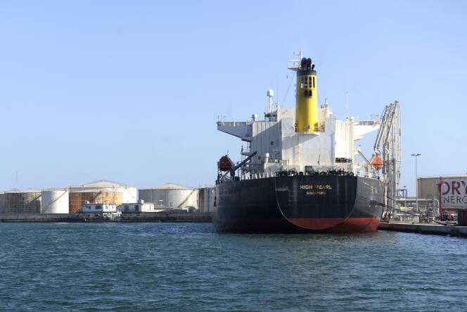 Le pétrolier « High Pearl » dans le port autonome de Dakar, en mars 2018.