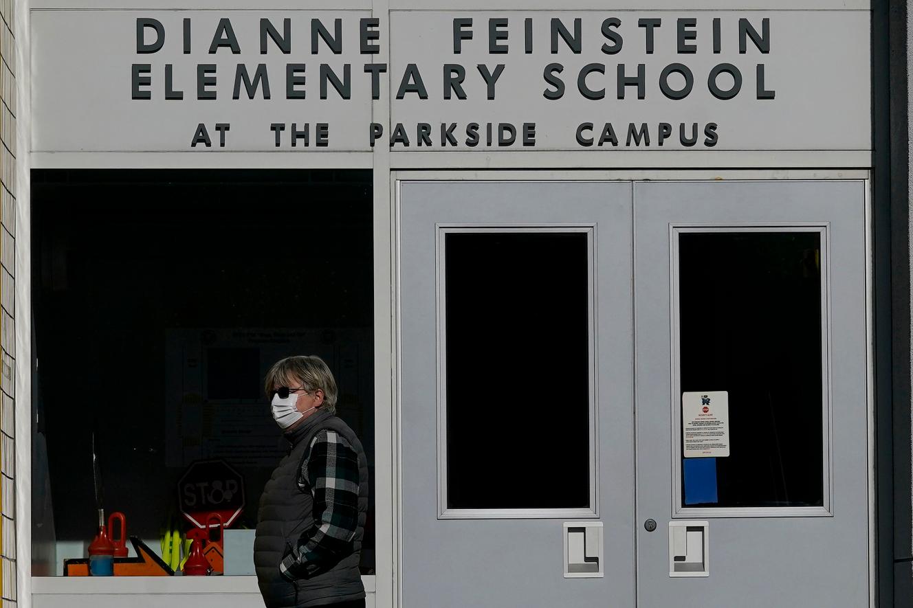 A entrada da Escola Primaria de Dianne Feinstein, que debería renomear pronto, en San Francisco, en decembro de 2020.