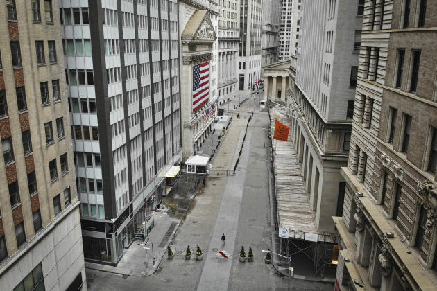 21 mars 2020. L’emblématique Wall Street vide devant la Bourse de New York. La ville, durement touchée par l’épidémie, est confinée.