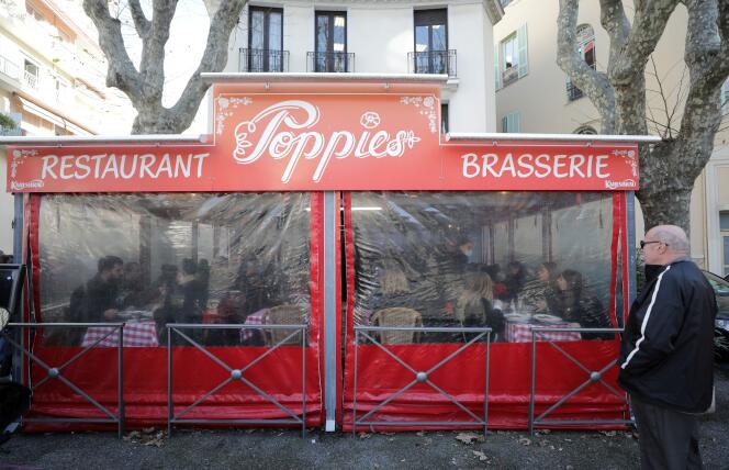 Malgré l’interdiction, des clients déjeunent au restaurant Poppies, à Nice (Alpes-Maritimes), le 27 janvier.