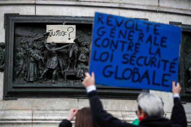 Des manifestants défilent dans les rues de Paris, en opposition à la loi « sécurité globale », le 30 janvier.