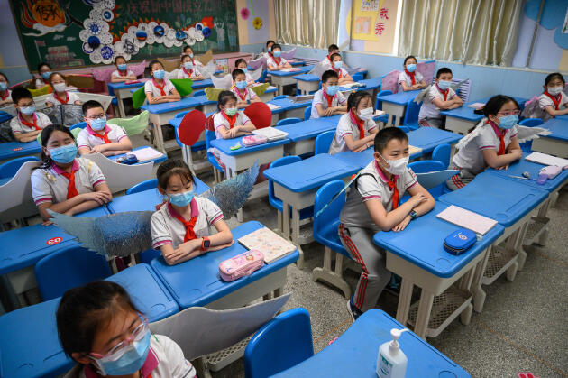 20 mai 2020. Dans cette école de Taiyuan, dans la province du Shanxi, en Chine, les élèves sont tous munis de paires d’ailes pour aider à respecter la distanciation physique.
