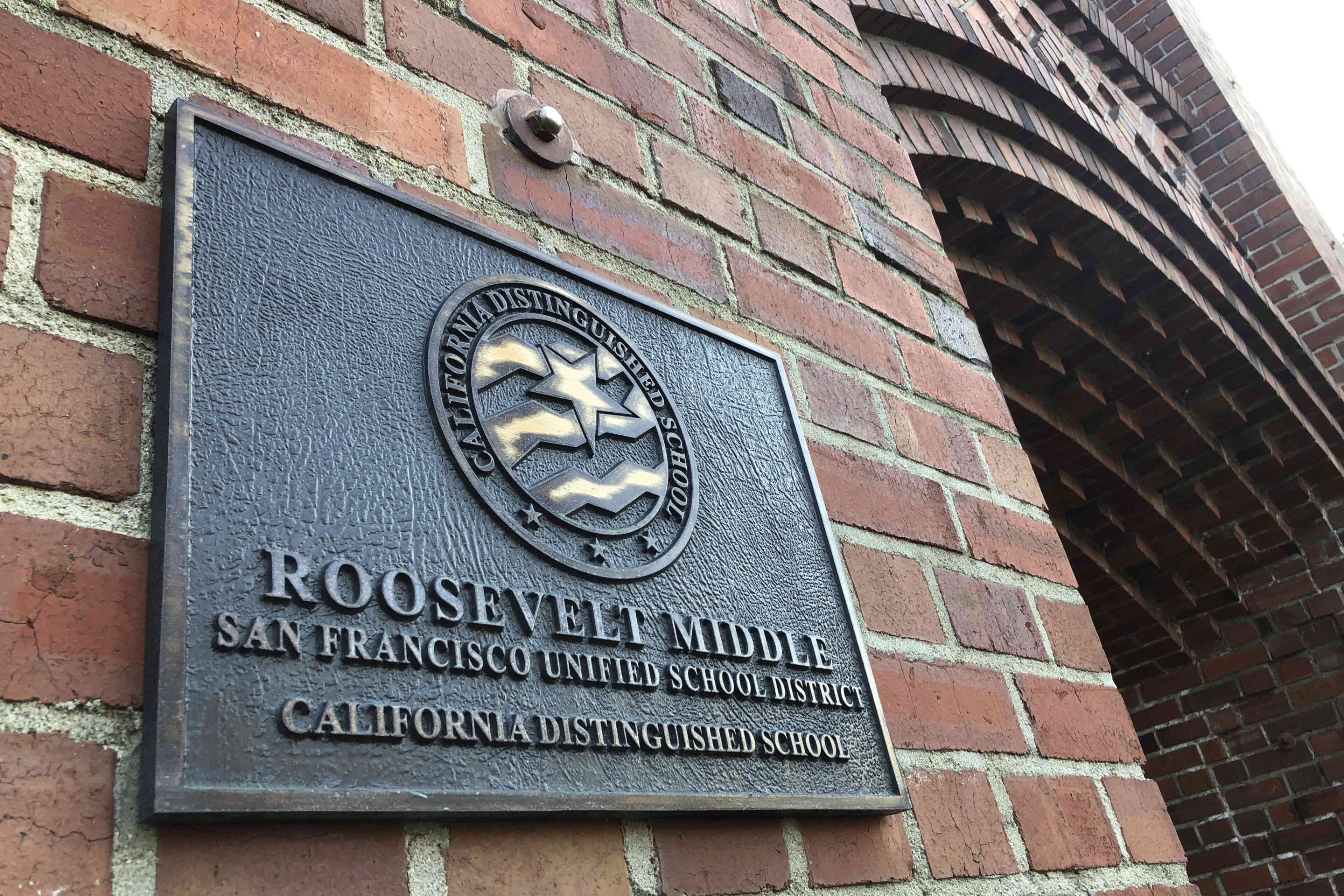 A l’entrée de l’école Roosevelt Middle School, à San Francisco, le 27 janvier.