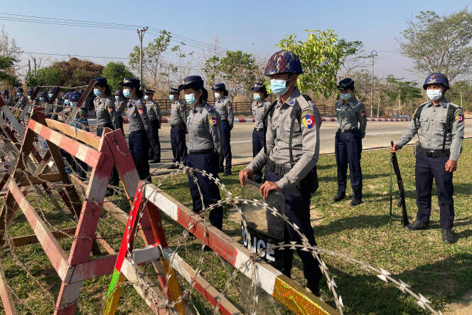 La police met en place les dispositifs de sécurité en vue de l’ouverture du Parlement birman, à Naypyitaw, le 29 janvier.