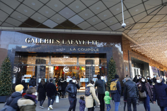 Devant l’entrée des Galeries Lafayette, à Paris, en novembre 2020.