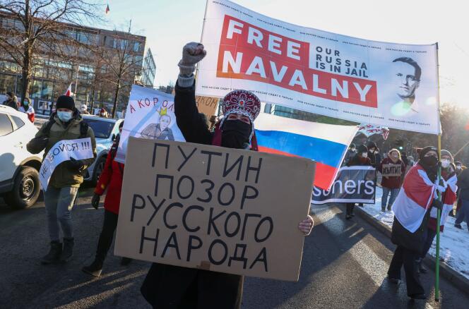 Une pancarte avec l’inscription « Poutine est une honte pour le peuple russe », lors d’un rassemblement pour exiger la libération d’Alexeï Navalny, à Berlin, le 31 janvier 2021.