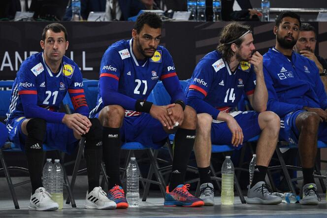 Le banc français dépité après son échec face à l’Espagne (29-35), dimanche 31 janvier, au Caire, lors de la petite finale du mondial masculinde handball.
