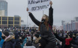 EKATERINBURG, Russia - January 31, 2021. People gather during a rally against the jailing of opposition leader Alexei Navalny in the centre of Ekaterinburg, Russia on Sunday. Emile Ducke pour Le Monde.
