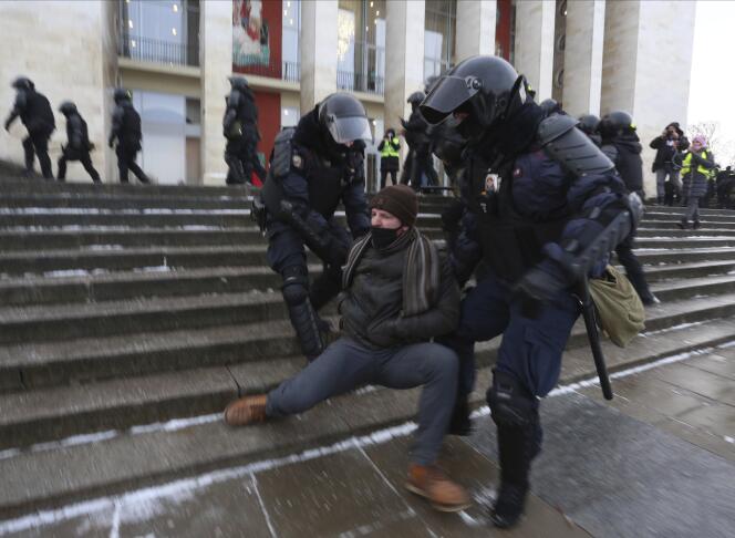 La police interpelle un manifestant à Saint-Pétersbourg le 31 janvier.