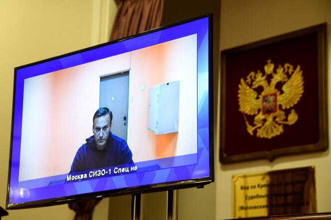 L’opposant Alexeï Navalny apparaît sur un écran installé dans une salle du tribunal régional de Moscou grâce à une liaison vidéo depuis le centre de détention numéro 1 de Moscou,le 28 janvier 2021.