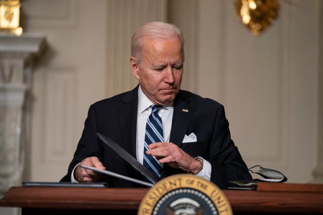 Le président Biden signe des décrets sur le changement climatique, dans la salle à manger d’État de la Maison Blanche, à Washington, le 27 janvier.