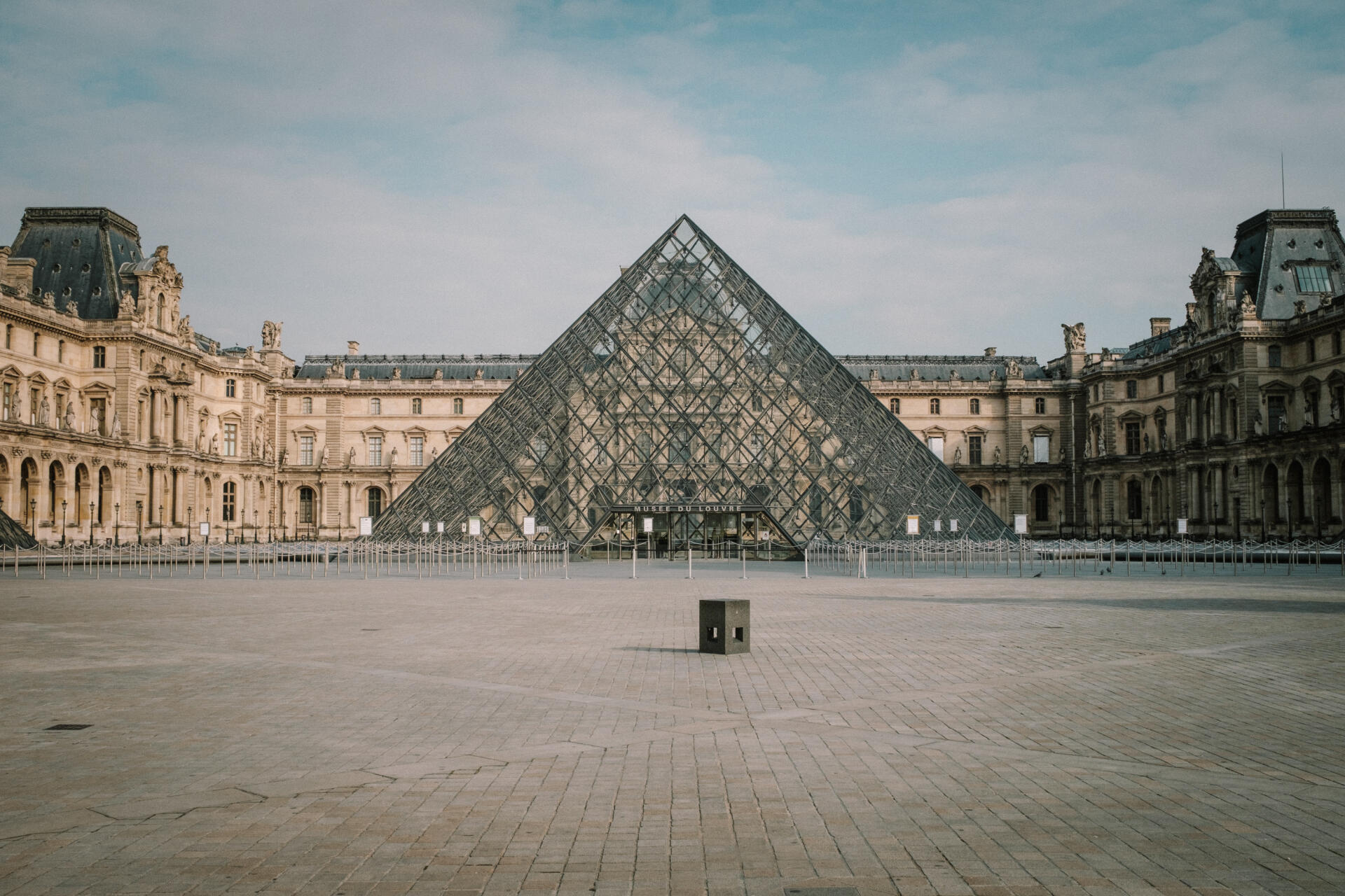 17 mars 2020. La France entre dans son premier confinement général, les rues du pays se vident, comme ici la cour du musée du Louvre, à Paris.