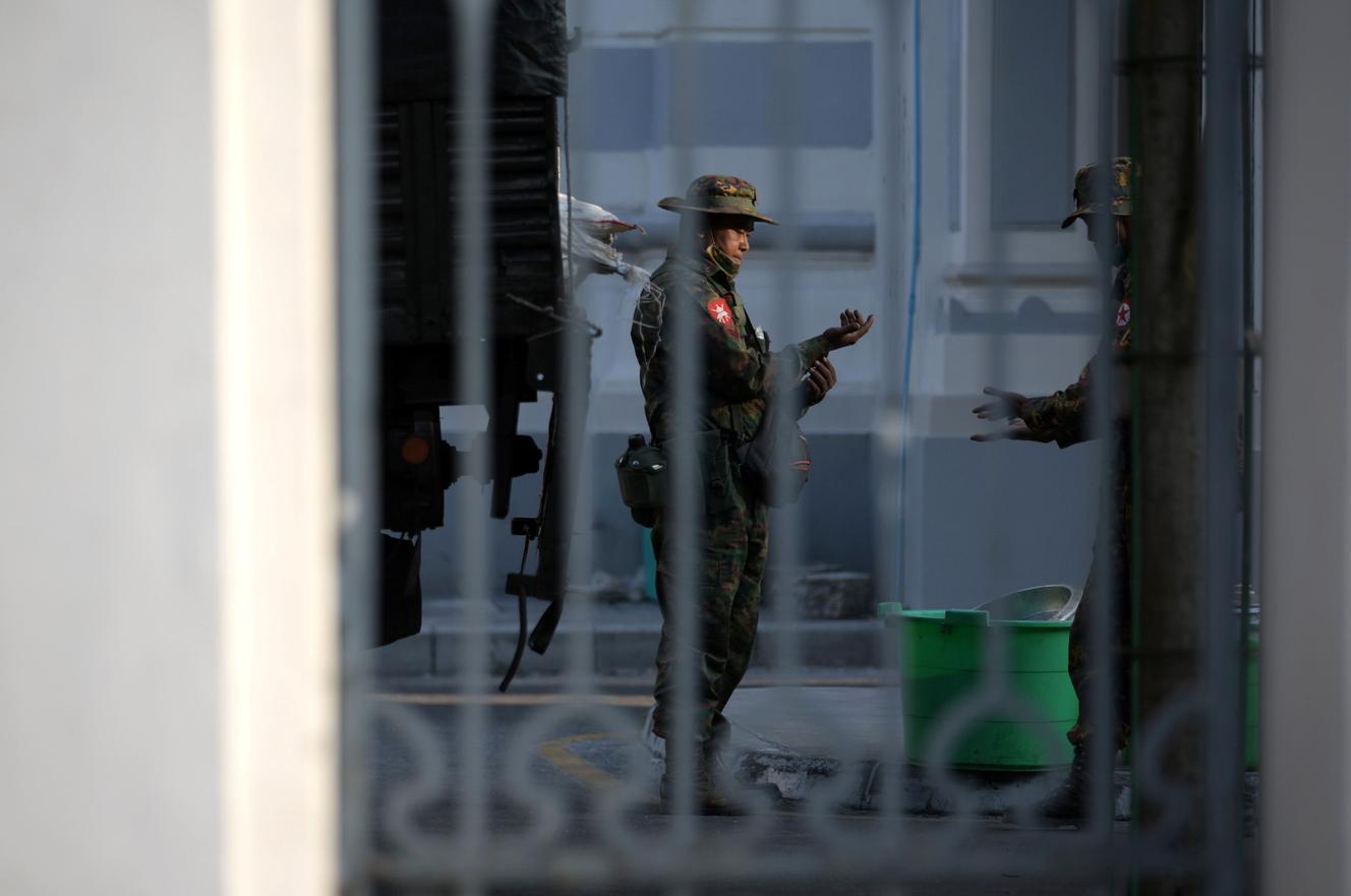 Des soldats birmans sont postés à l’intérieur de l’hôtel de ville de Rangoun, en Birmanie, le 1er février.