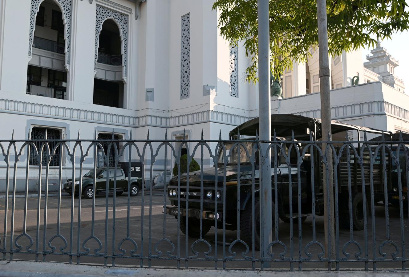 Des véhicules militaires sont garés à l’intérieur de l’hôtel de ville de Yangon, en Birmanie, le 1er février.