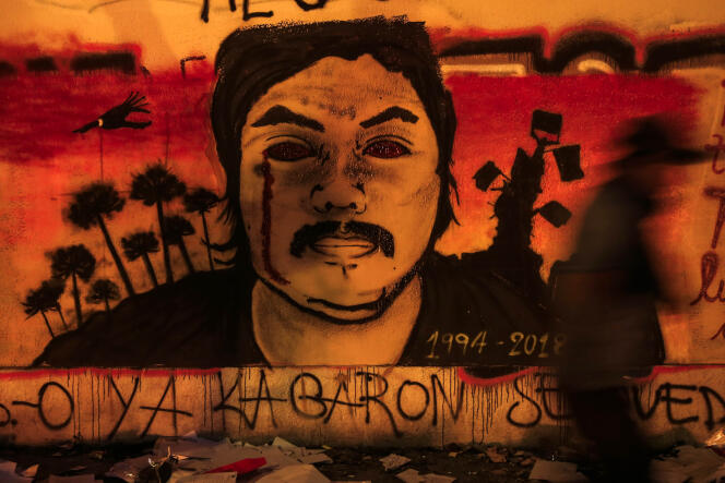 Le visage de Camilo Catrillanca est régulièrement tagué sur les murs des villes du Chili, comme ici le 14 novembre à Santiago.