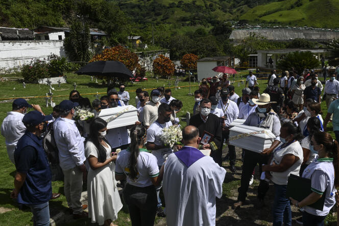 Des familles de victimes du conflit armé en Colombie accompagnées du magistrat  Alejandro Ramelli lors de l’enterrement de leurs proches, à Dabeiba (département d’Antioquia), le 10 novembre 2020.