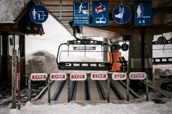 Un télésiège fermé dans la station de ski Grand-Bornand, en Haute-Savoie, le 21 janvier.