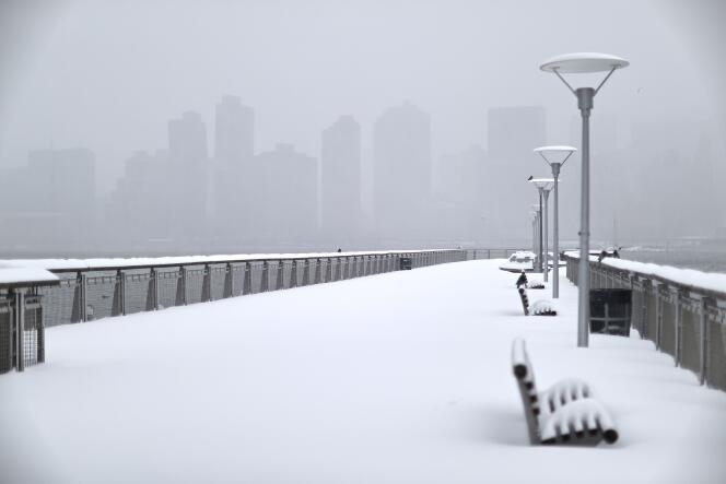 Gantry Park est enseveli sous la neige, à Long Island (New York), lundi 1er février.