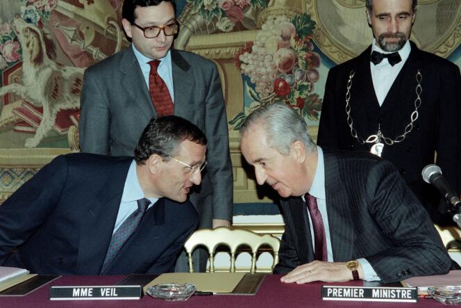 Cette photo d’archive prise le 15 novembre 1994 à Paris montre le premier ministre d’alors, Edouard Balladur, discutant avec son ministre de la défense, François Léotard, lors d’une réunion sur la consultation nationale de la jeunesse.