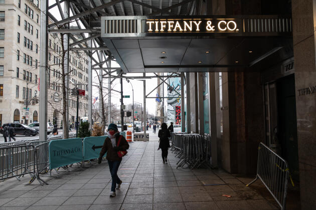 Devant Tiffany & Co, sur la Ve Avenue, à New York, le 27 janvier.