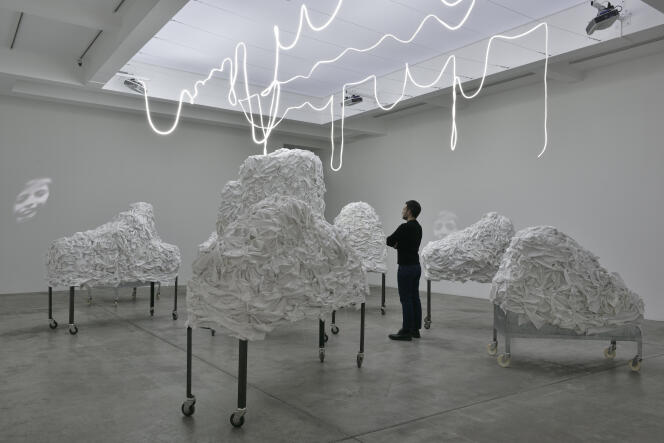 Installation « Les Linges », de Christian Boltanski, à la galerie Marian Goodman, le 19 janvier 2021, à Paris.