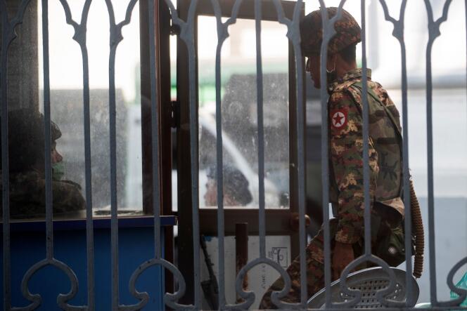 Des soldats birmans sont postés à l’intérieur de l’hôtel de ville de Yangoun, en Birmanie, le 2 février.