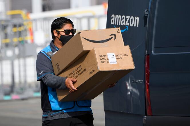 Un livreur travaillant pour Amazon charge des colis devant un centre de distribution à Hawthorne (Californie), le 2 février 2021.