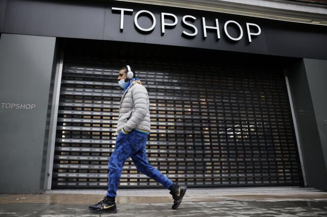 Devant un magasin Topshop fermé, à Londres, le 1er février 2021.