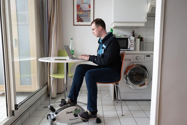 Pierre Schweitzer en télétravail chez lui, à Paris, le 28 février.