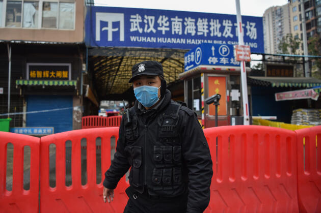 24 janvier 2020. Devant le marché de Huanan, à Wuhan, en Chine, fermé une quinzaine de jours auparavant, à la suite de la mort du premier malade officiel du Covid-19, qui fréquentait les lieux.