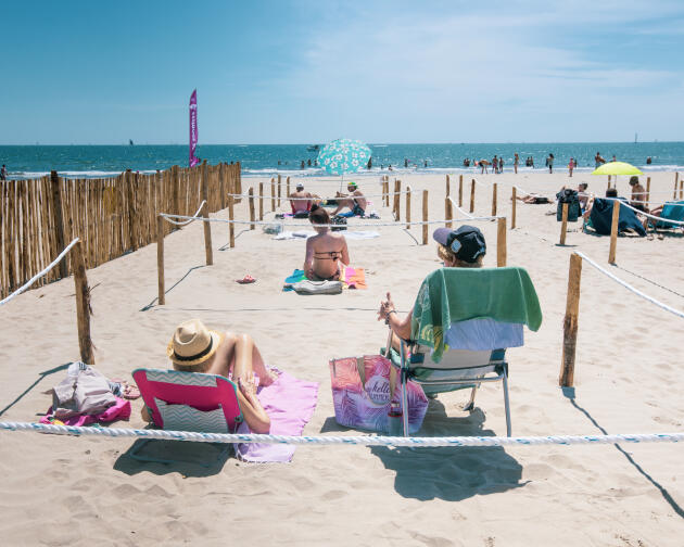21 mai 2020. Sur la plage du Couchant, à La Grande-Motte (Hérault), c’est le premier jour d’ouverture de la « plage organisée », où des espaces sont délimités afin de pouvoir respecter la distanciation physique.