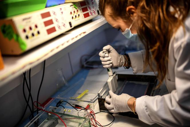 Séquençage du génome du virus SARS-CoV-2 au centre de recherche de l’Institut Pasteur, à Paris, le 21 janvier.