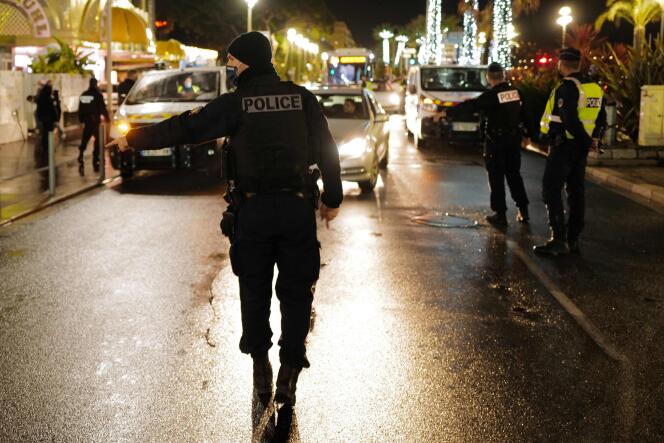 Des policiers contrôlent le « permis de sortie » de conducteurs pendant les heures de couvre-feu, à Nice (Alpes-Maritimes), le 30 janvier.