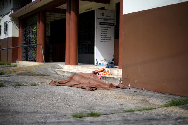 4 avril 2020. A Guayaquil, en Equateur, les hôpitaux saturés ne peuvent faire face à l’afflux de malades. Les corps sont laissés dans les rues et les maisons durant des jours en attendant de pouvoir être inhumés.